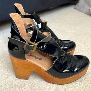 Free People Cedar black patent platform clogs